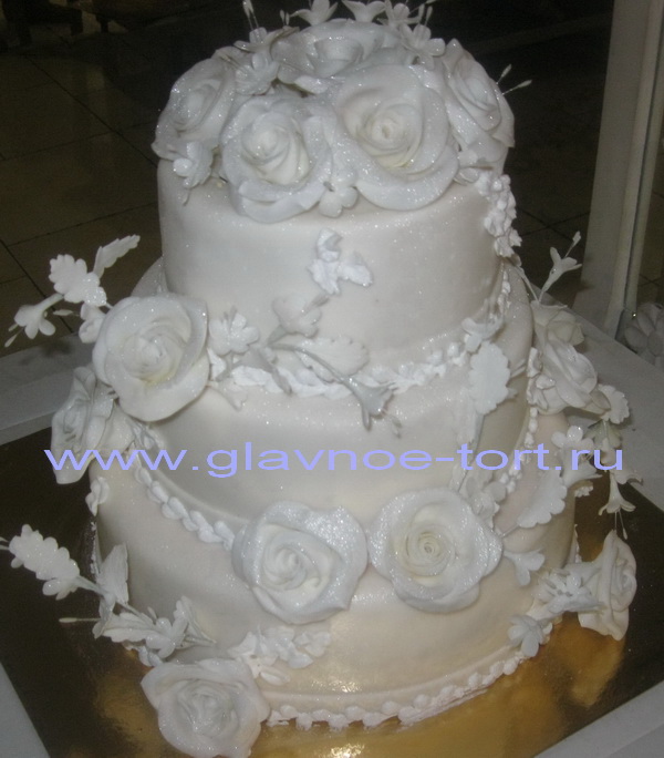 Оформление Свадебного торта украшен белыми розами и ветками с цветами